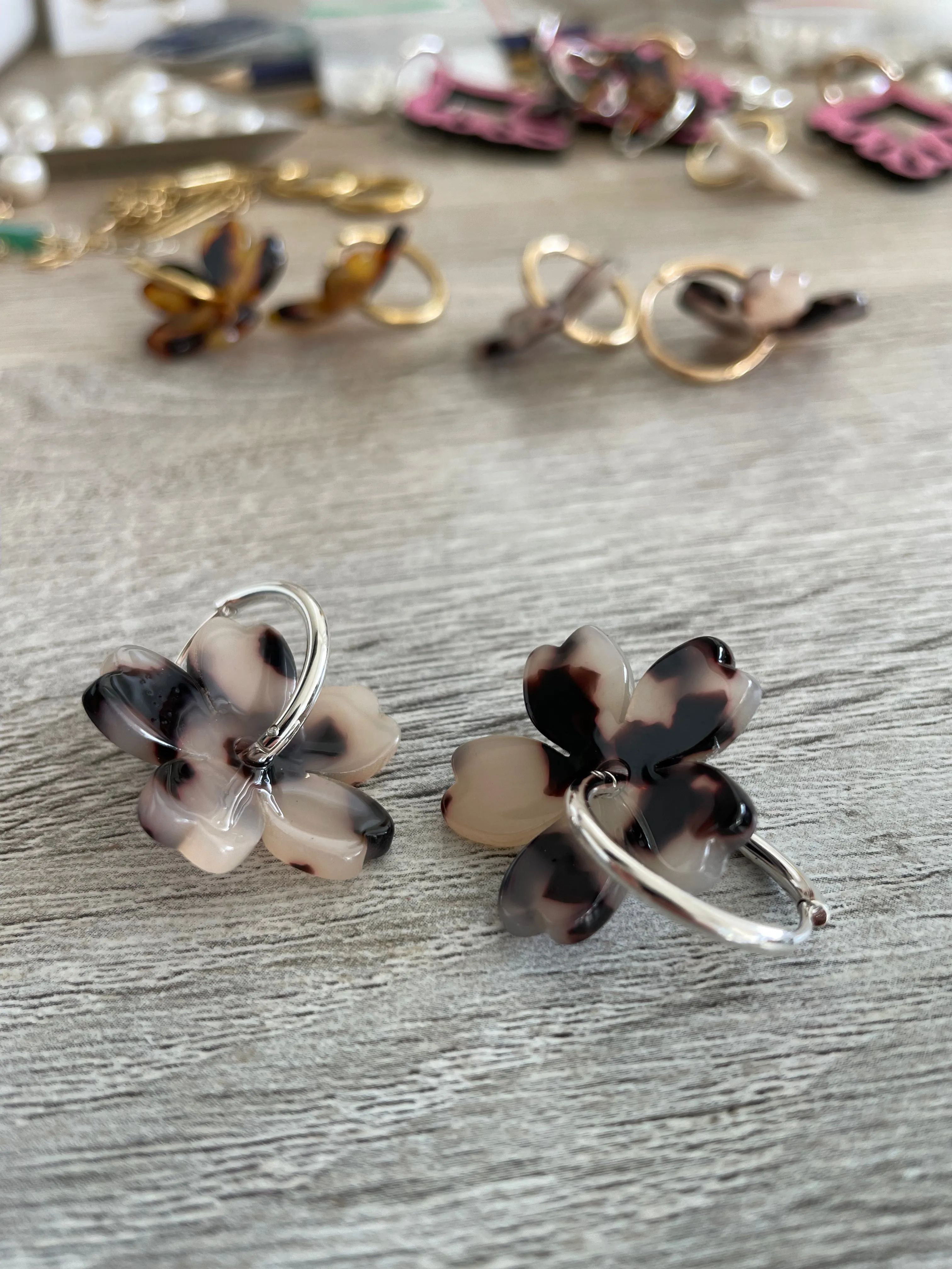 Blonde Tortoiseshell Blooms on Silver Hoops