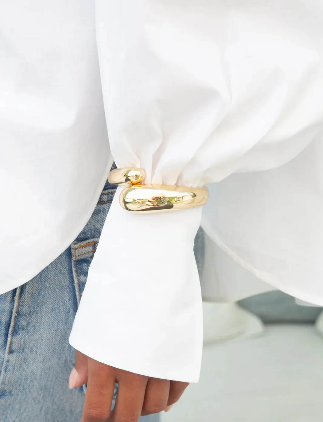 Flow Gold: a playful hinge bangle bracelet