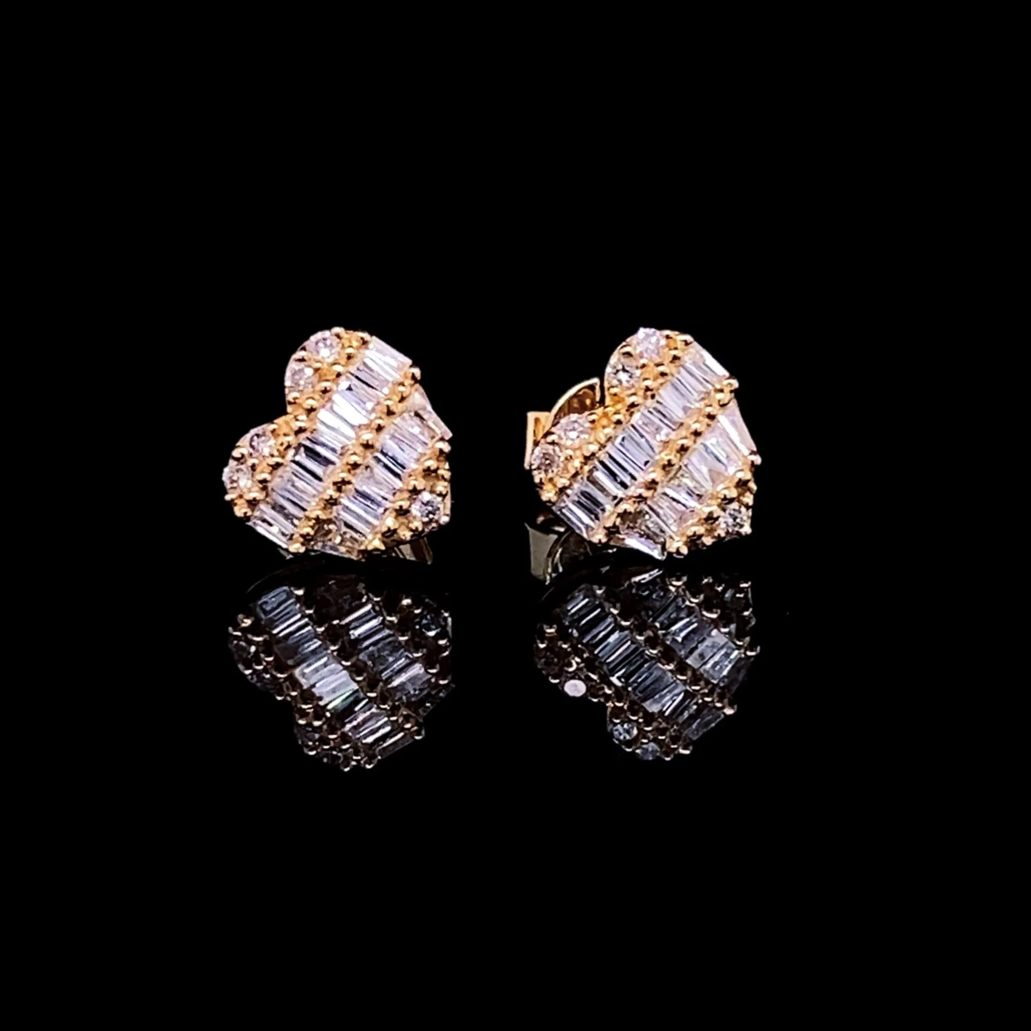 Golden Classic Heart Stud Diamond Earrings 18kt