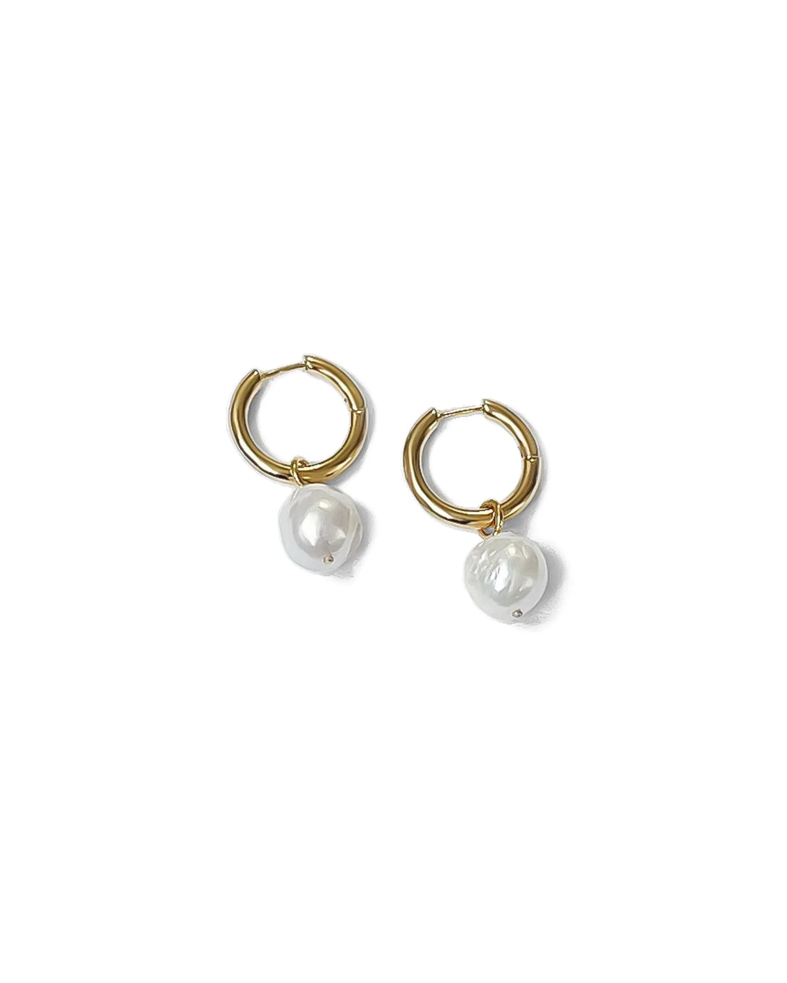 Uma Wrinkle Pearl Hoops